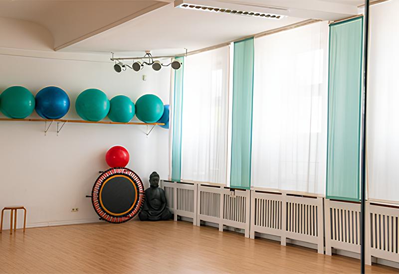Yogaraum in der Yogaschule Neumünster mit Buddha und Gymnastikbällen